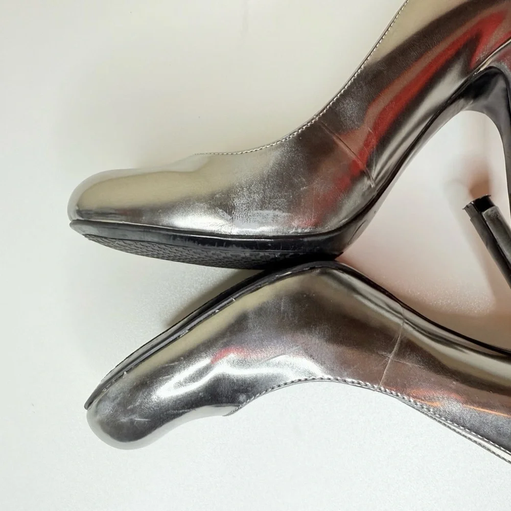 Jessica Simpson Shiny Silver closed toed round pump heels